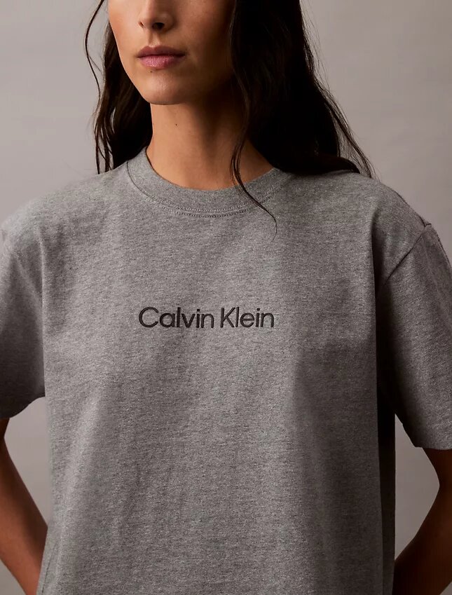 Τ-shirt με στρογγυλό λαιμό και τυπικό λογότυπο σε φαρδιά γραμμή Τ-shirt με στρογγυλό λαιμό και τυπικό λογότυπο σε φαρδιά γραμμή