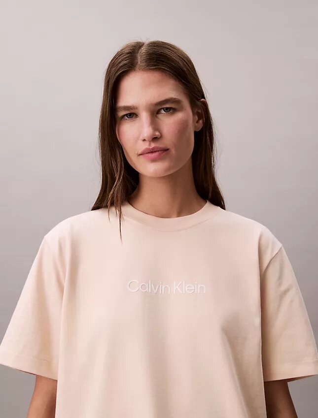 Τ-shirt με στρογγυλό λαιμό και τυπικό λογότυπο σε φαρδιά γραμμή Τ-shirt με στρογγυλό λαιμό και τυπικό λογότυπο σε φαρδιά γραμμή