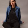 Τ-shirt με στρογγυλό λαιμό και τυπικό λογότυπο σε φαρδιά γραμμή Τ-shirt με στρογγυλό λαιμό και τυπικό λογότυπο σε φαρδιά γραμμή