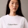 Τ-shirt με στρογγυλό λαιμό και τυπικό λογότυπο σε φαρδιά γραμμή Τ-shirt με στρογγυλό λαιμό και τυπικό λογότυπο σε φαρδιά γραμμή