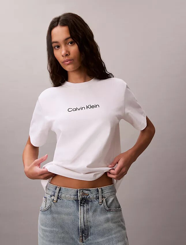 Τ-shirt με στρογγυλό λαιμό και τυπικό λογότυπο σε φαρδιά γραμμή Τ-shirt με στρογγυλό λαιμό και τυπικό λογότυπο σε φαρδιά γραμμή