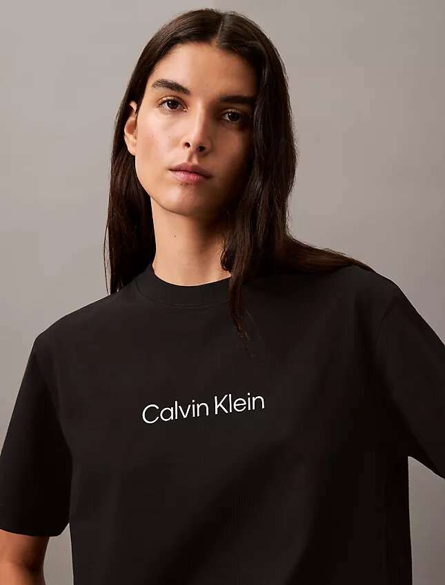 Τ-shirt με στρογγυλό λαιμό και τυπικό λογότυπο σε φαρδιά γραμμή Τ-shirt με στρογγυλό λαιμό και τυπικό λογότυπο σε φαρδιά γραμμή