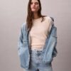 Τ-shirt με στρογγυλό λαιμό και τυπικό λογότυπο σε φαρδιά γραμμή Τ-shirt με στρογγυλό λαιμό και τυπικό λογότυπο σε φαρδιά γραμμή