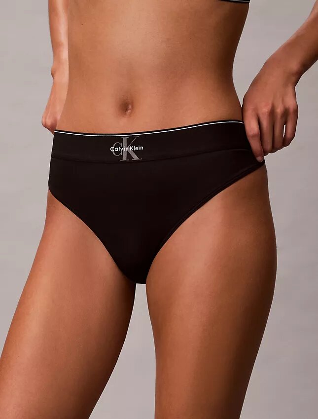 Thong από ελαστική Microfiber με γραφικό Monogram Thong από ελαστική Microfiber με γραφικό Monogram