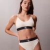 Thong από ελαστική Microfiber με γραφικό Monogram Thong από ελαστική Microfiber με γραφικό Monogram