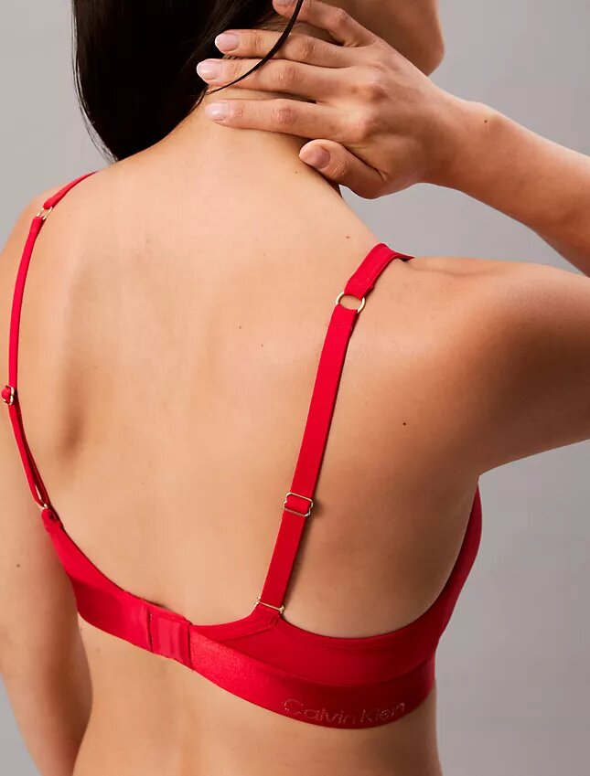 Τριγωνικό Bralette με ελαφριά επένδυση για το Σεληνιακό Νέο Έτος Τριγωνικό Bralette με ελαφριά επένδυση για το Σεληνιακό Νέο Έτος