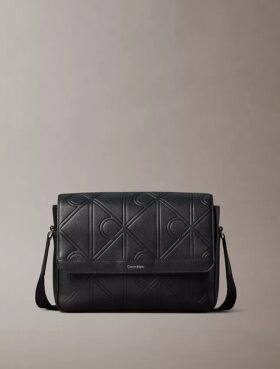 Τσάντα messenger με ανάγλυφο έμβλημα σε όλη την επιφάνεια