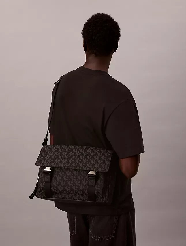 Τσάντα Messenger με μοτίβο Monogram σε όλη την επιφάνεια Τσάντα Messenger με μοτίβο Monogram σε όλη την επιφάνεια