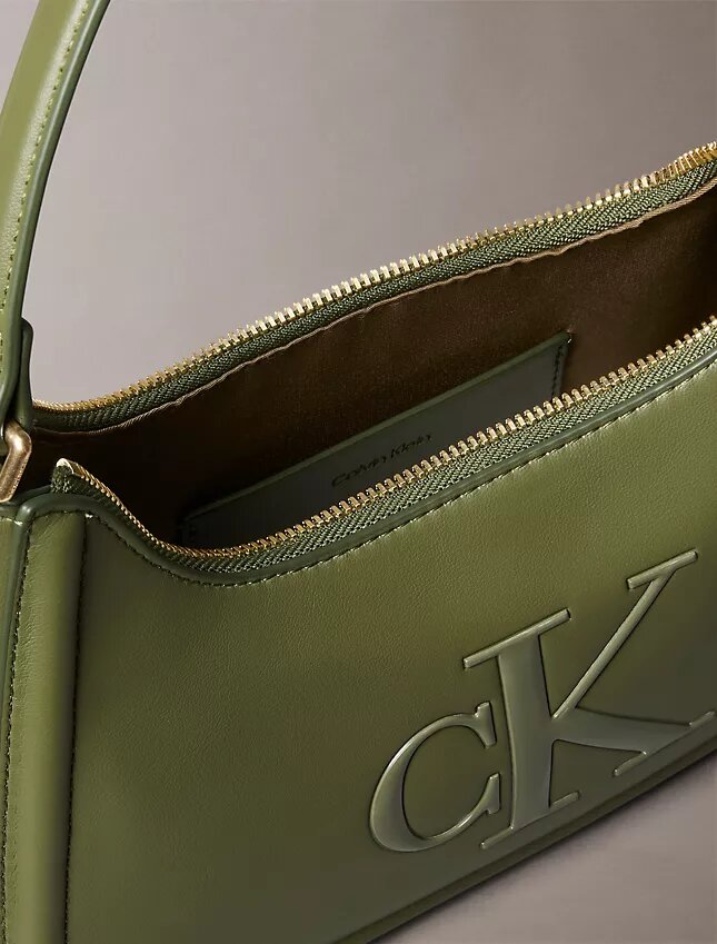 Τσάντα ώμου με ανάγλυφο Monogram Τσάντα ώμου με ανάγλυφο Monogram