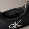 Τσάντα ώμου με ανάγλυφο Monogram Τσάντα ώμου με ανάγλυφο Monogram