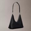 Τσάντα ώμου με λογότυπο και μεταλλικά στοιχεία Τσάντα ώμου με λογότυπο και μεταλλικά στοιχεία