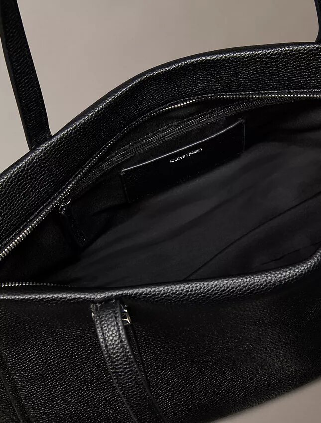 Τσάντα Tote με λογότυπο και μεταλλικά στοιχεία Τσάντα Tote με λογότυπο και μεταλλικά στοιχεία