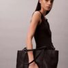 Τσάντα Tote με λογότυπο και μεταλλικά στοιχεία Τσάντα Tote με λογότυπο και μεταλλικά στοιχεία