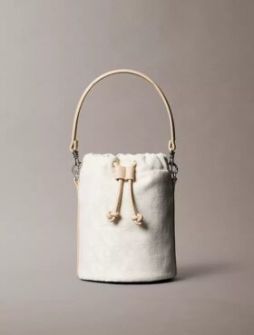 Τσάντα τύπου μπουκέτο με μοτίβο Monogram σε όλη την επιφάνεια Τσάντα τύπου μπουκέτο με μοτίβο Monogram σε όλη την επιφάνεια