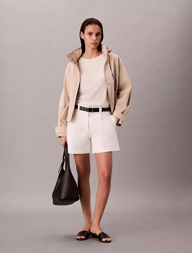 Βερμούδες από Cotton Stretch τβίλ με πιέτες Βερμούδες από Cotton Stretch τβίλ με πιέτες
