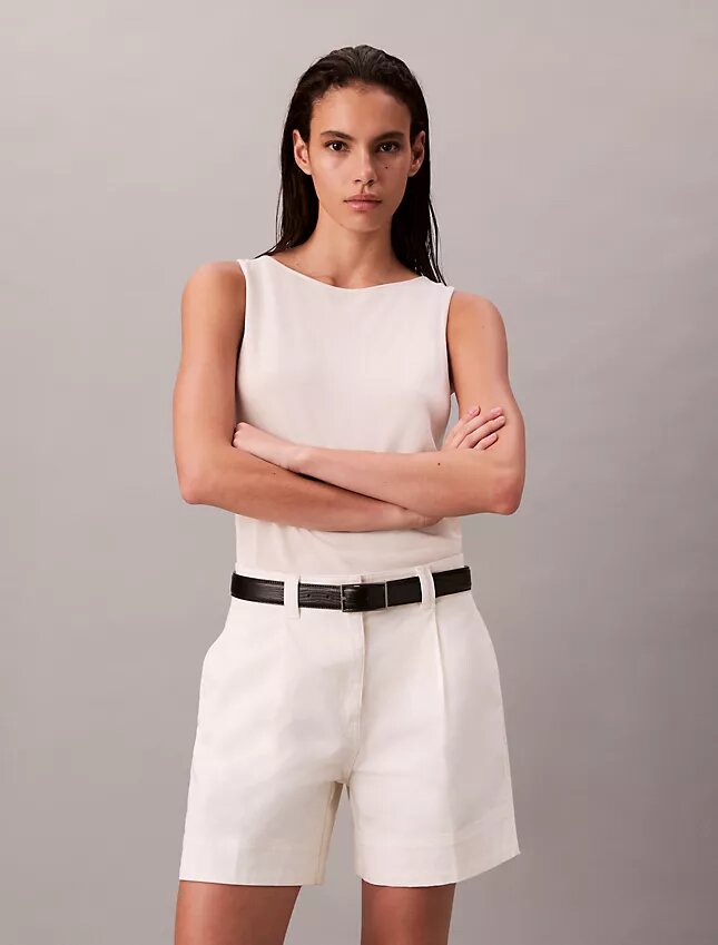 Βερμούδες από Cotton Stretch τβίλ με πιέτες Βερμούδες από Cotton Stretch τβίλ με πιέτες