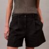 Βερμούδες από Cotton Stretch τβίλ με πιέτες Βερμούδες από Cotton Stretch τβίλ με πιέτες
