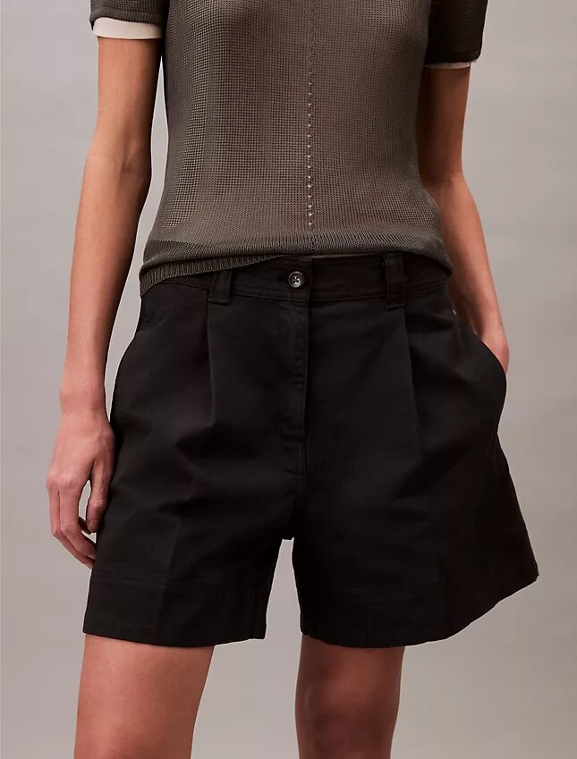 Βερμούδες από Cotton Stretch τβίλ με πιέτες Βερμούδες από Cotton Stretch τβίλ με πιέτες