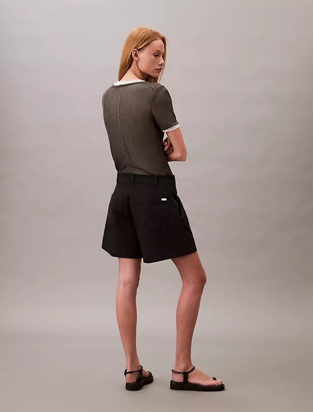 Βερμούδες από Cotton Stretch τβίλ με πιέτες Βερμούδες από Cotton Stretch τβίλ με πιέτες