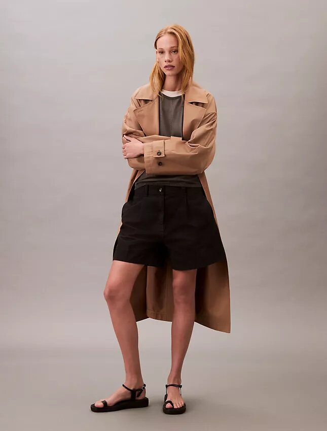 Βερμούδες από Cotton Stretch τβίλ με πιέτες Βερμούδες από Cotton Stretch τβίλ με πιέτες